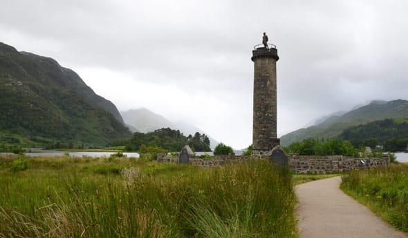 het gedenkteken van glenfinnen staat als een hoge paal midden op het uiteinde van de heuvels rond het loch